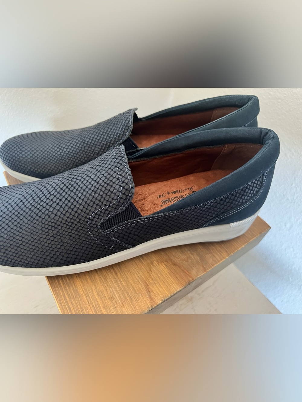 Walking Cradles Womens Orleans Navy textured sneakers NWOB sz 10N